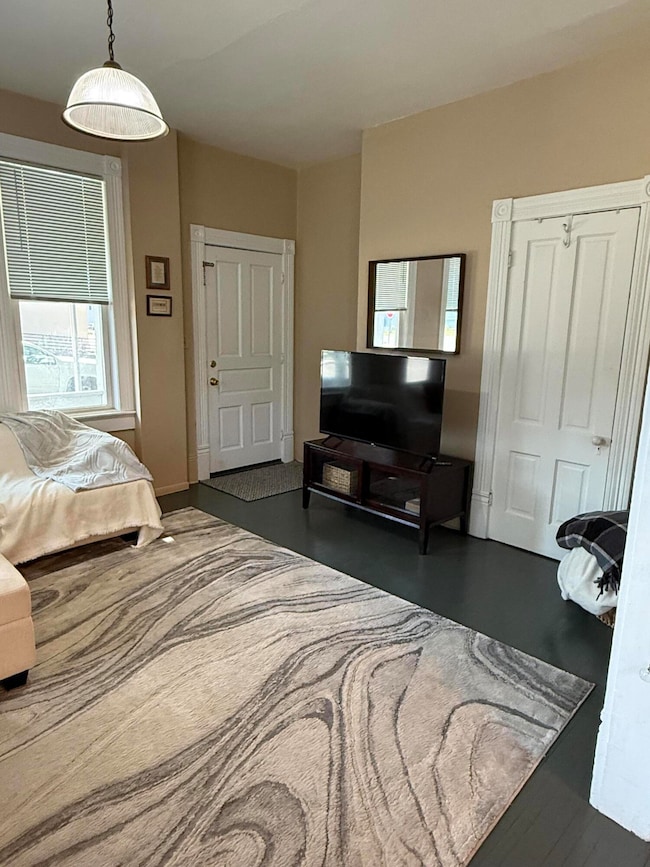 706 - Livingroom 1-2