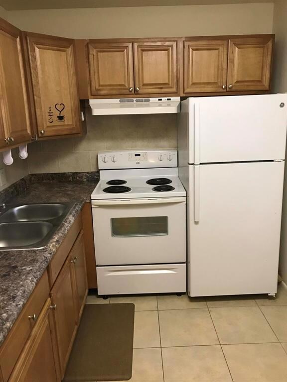 250 Camden K, West Palm Beach, FL 33417 - photo 2