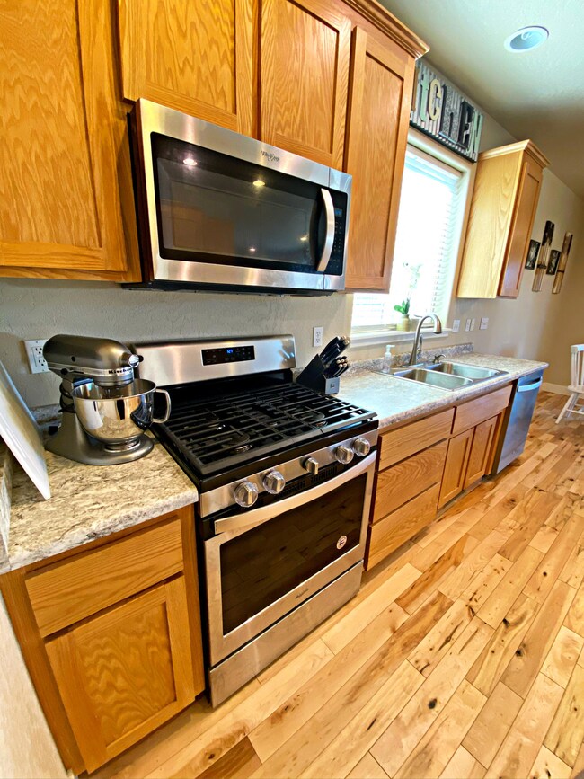 3131 Bursell Rd, Central Point, OR 97502 - photo 7