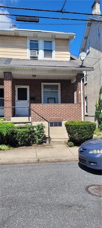 Another front view of 650 Spring St.