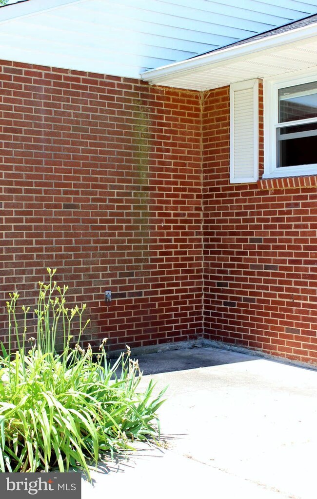 7422 Convair Dr, Alexandria, VA 22306 - photo 3