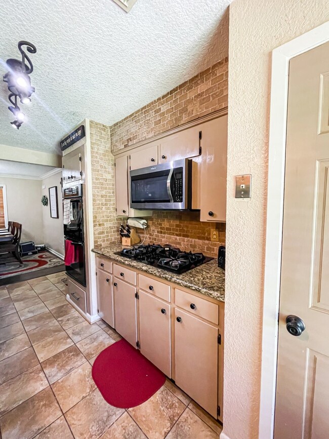 1521 Alta Vista Dr, Alvin, TX 77511 - photo 6