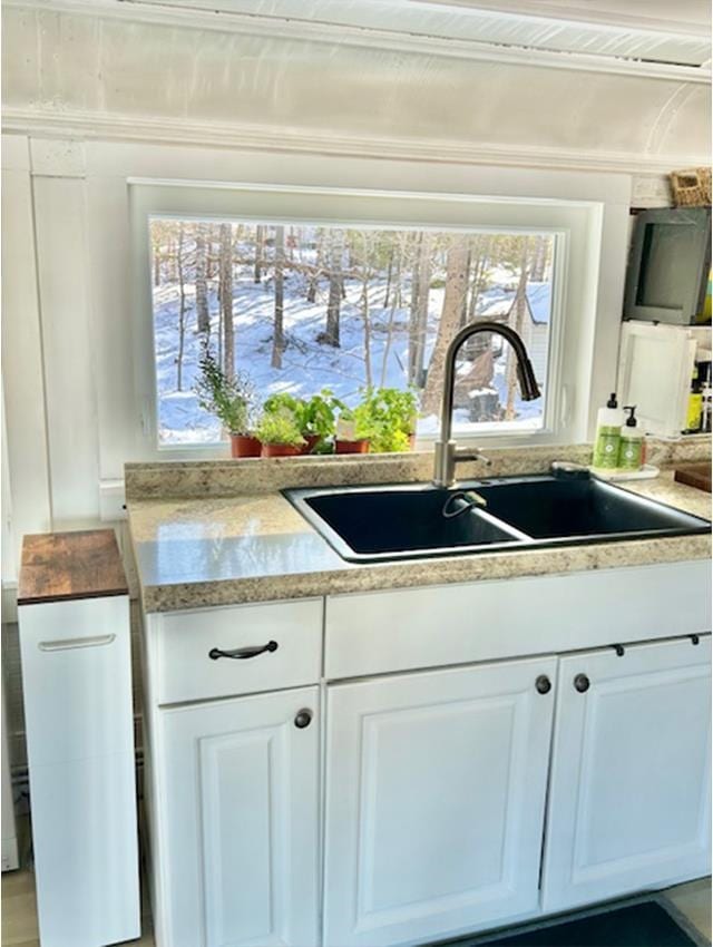 upgraded double sink and  spray nozzle faucet