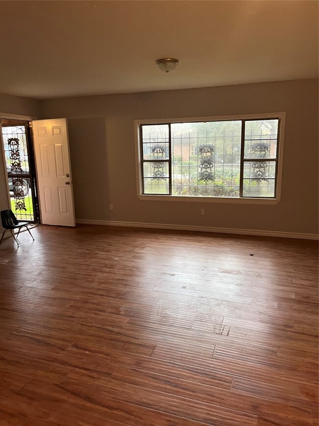 942 Grenshaw St, Houston, TX 77088 - photo 5