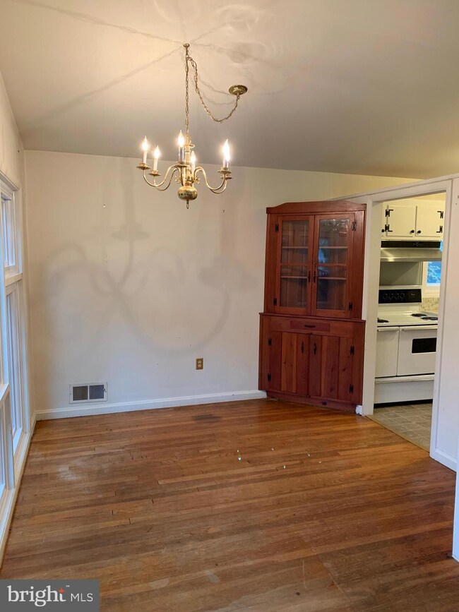 10941 Byrd Dr, Fairfax, VA 22030 - photo 2