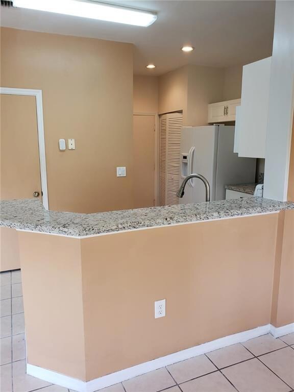 KITCHEN WITH BAR COUNTER