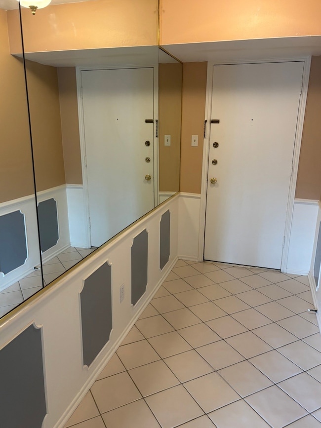 Large foyer / entry ideal for privacy when door op