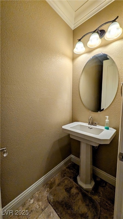 Bathroom with baseboards, crown molding, and a tex