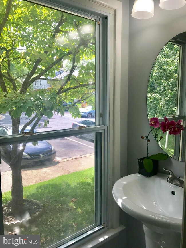 2330 Anvil Ln, Temple Hills, MD 20748 - photo 3