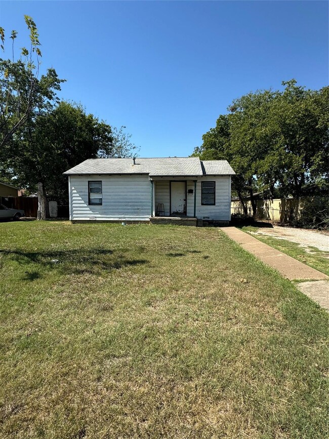 View of front of property featuring a front lawn