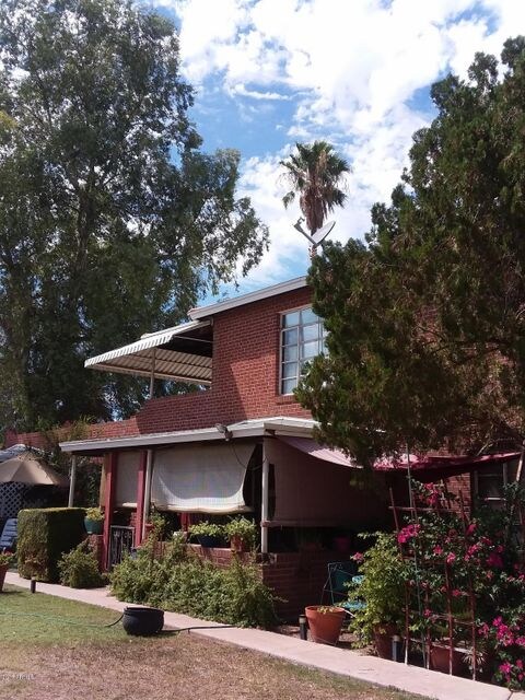 DUPLEX BEHIND BUNGALOW
