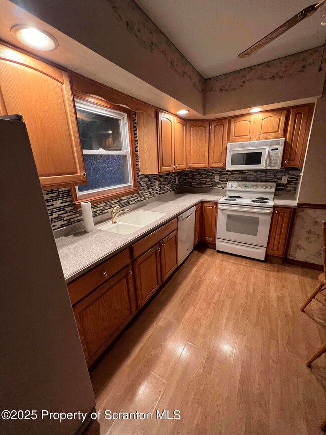 112 Allen St, Dunmore, PA 18512 - photo 6