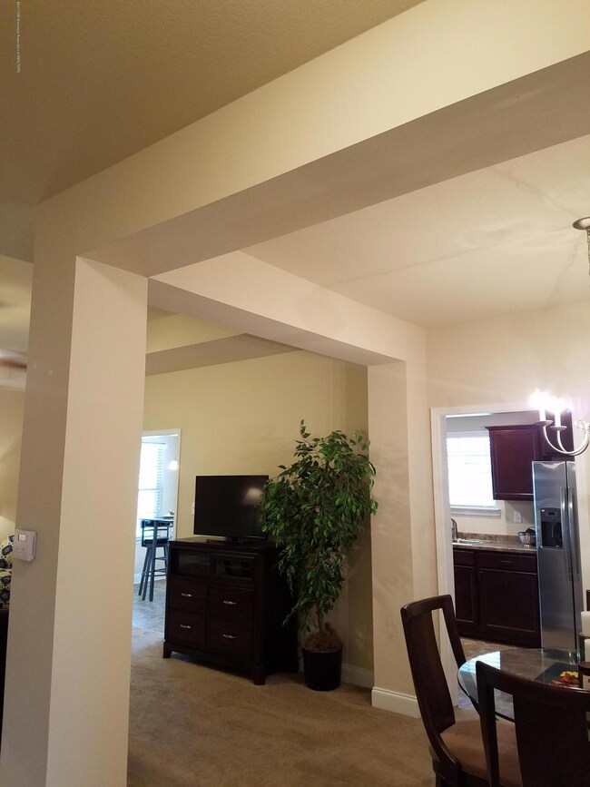 DECORATIVE PILLARS IN DININGROOM