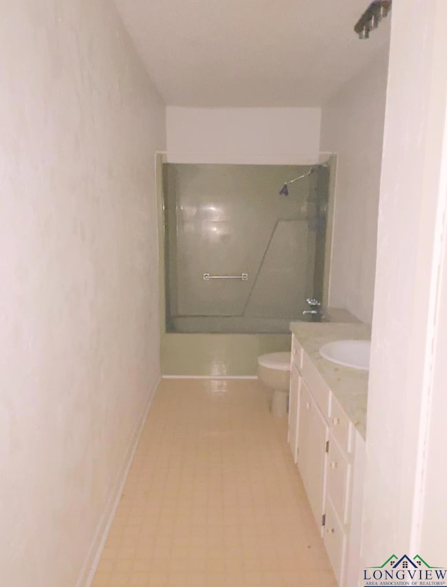 Full bathroom with washtub / shower combination, v