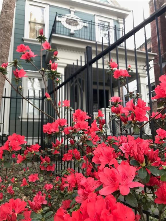 Beautiful Victorian, gated, 1 blk from St Charles