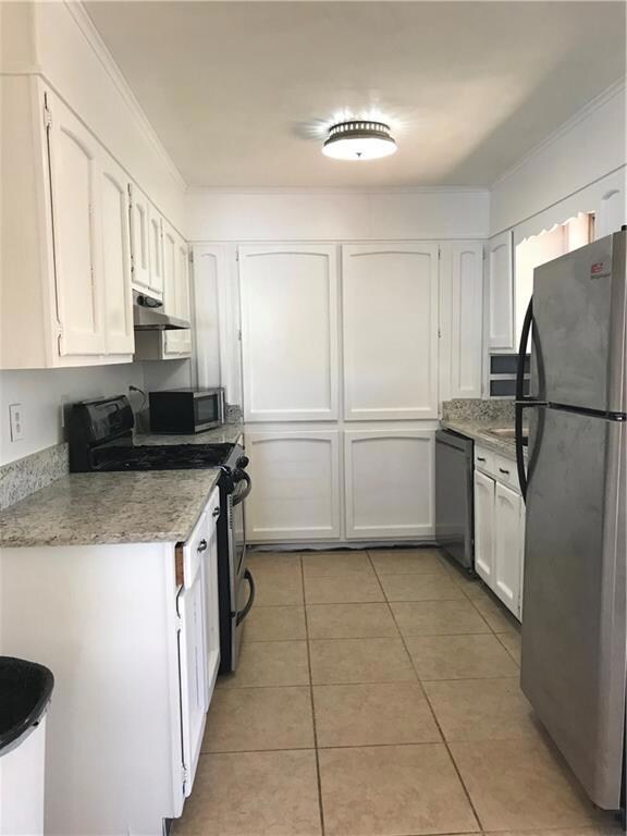 Granite counter tops, fresh paint, gas range, dish