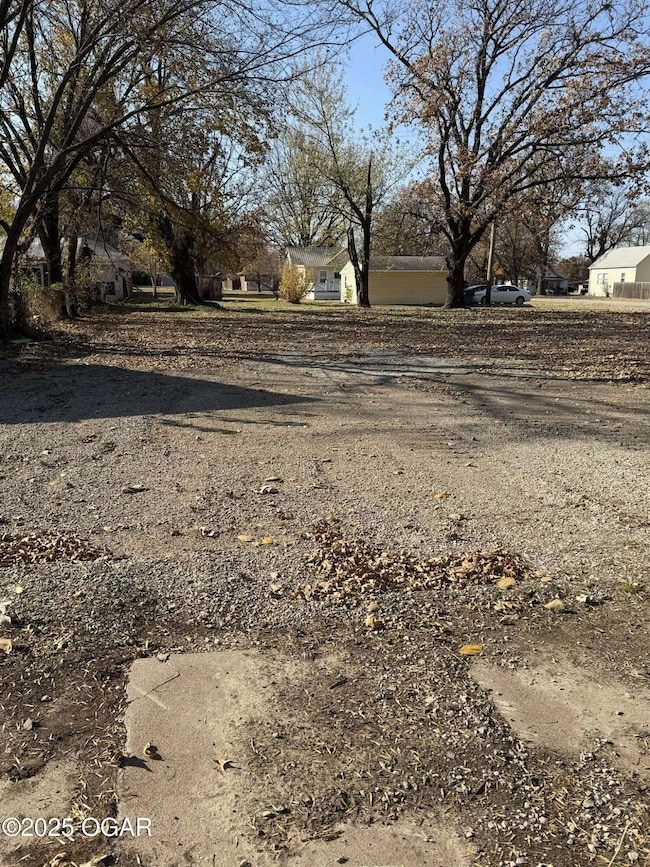 325 N Delaware Ave, Columbus, KS 66725 - photo 2