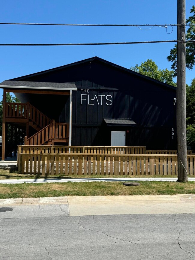 301 & 311 W Maple St, Marshfield, MO 65706 - photo 2