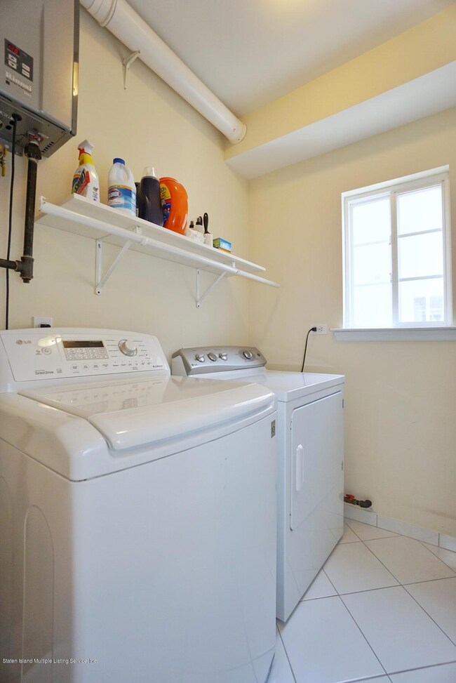 (6) LAUNDRY ROOM MAIN FLOOR