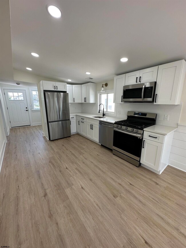 314 W Cresse Ave unit 3, Wildwood, NJ 08260 - photo 3