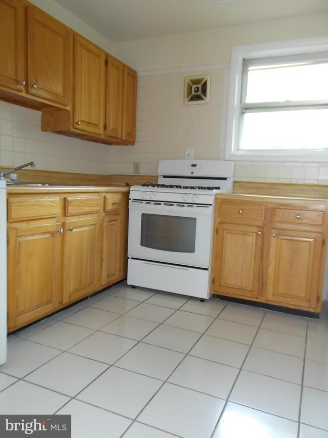 14414 Bel Pre Dr, Silver Spring, MD 20906 - photo 6