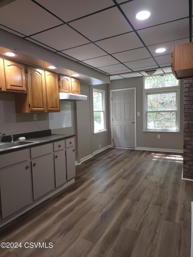 1036 W Lynn St, Coal Township, PA 17866 - photo 4