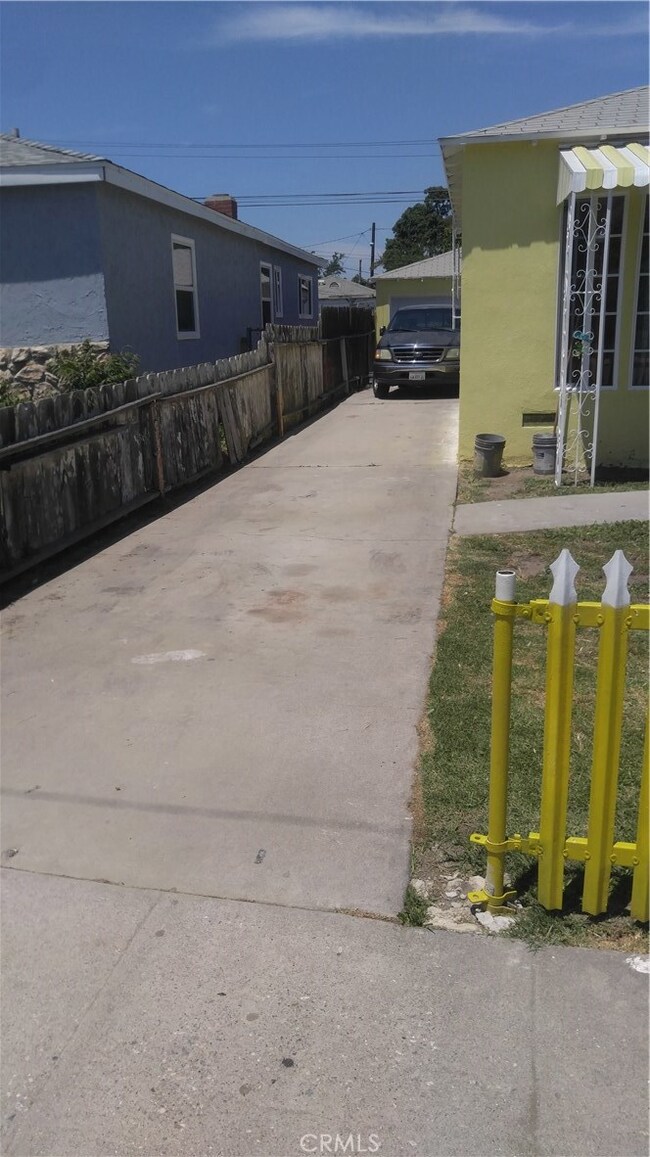 519 W Peach St, Compton, CA 90222 - photo 3