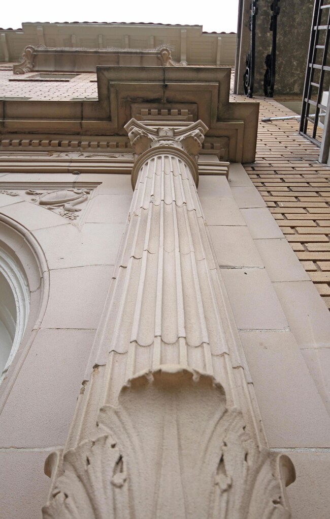 63 Rutledge Avenue column detail