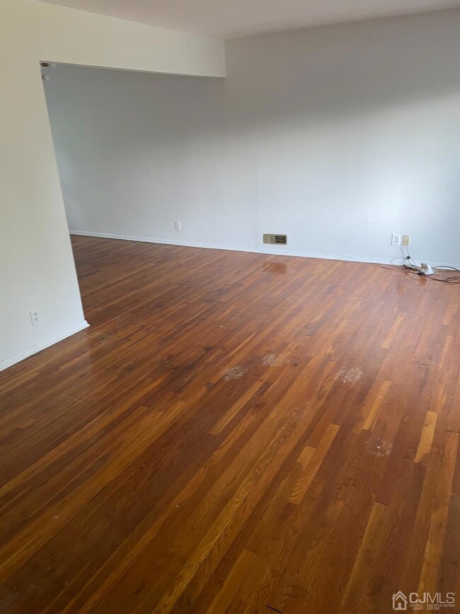 41 Memorial Pkwy, Metuchen, NJ 08840 - photo 3