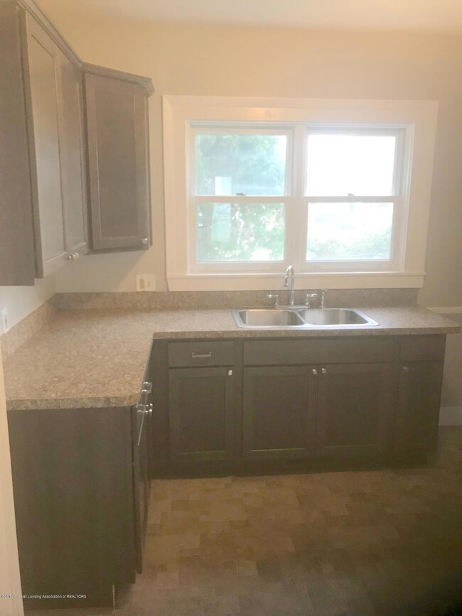 755 Wisconsin Ave, Lansing, MI 48915 - photo 7