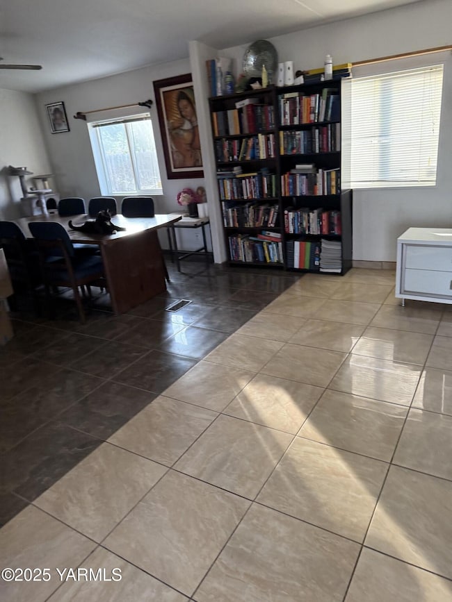 605 Dean Ave, Granger, WA 98932 - photo 4