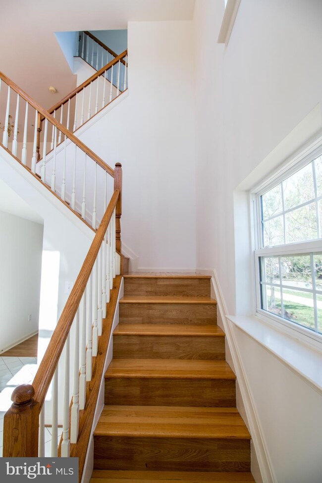 12935 Woodcutter Cir, Germantown, MD 20876 - photo 3