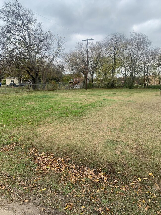 1328 Franklin Ave, Bonham, TX 75418 - photo 2