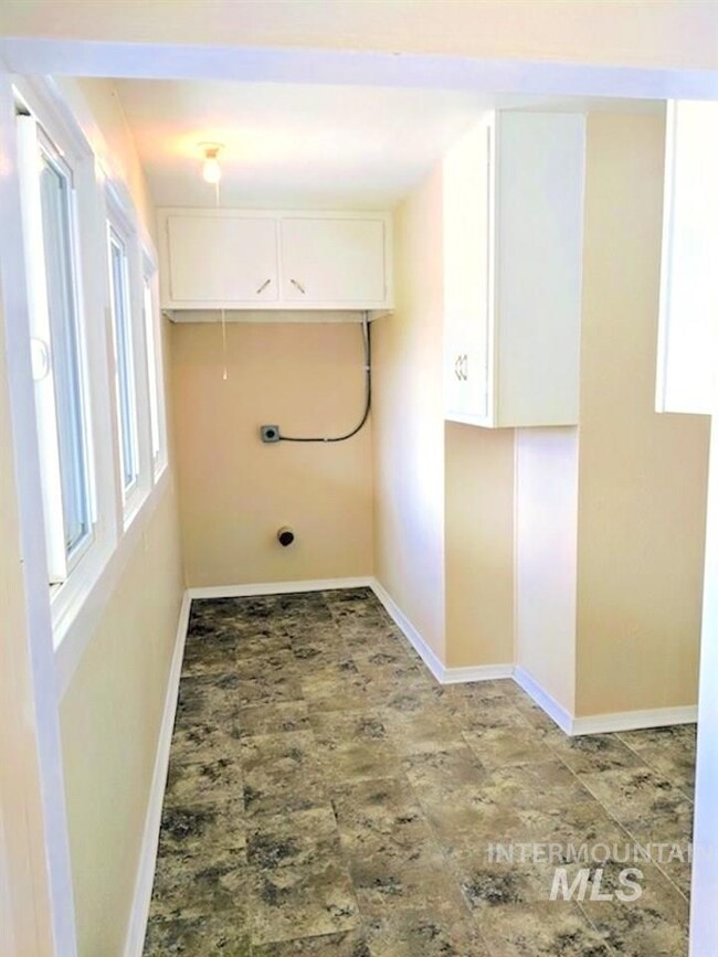 702 W Oregon Ave, Homedale, ID 83628 - photo 6
