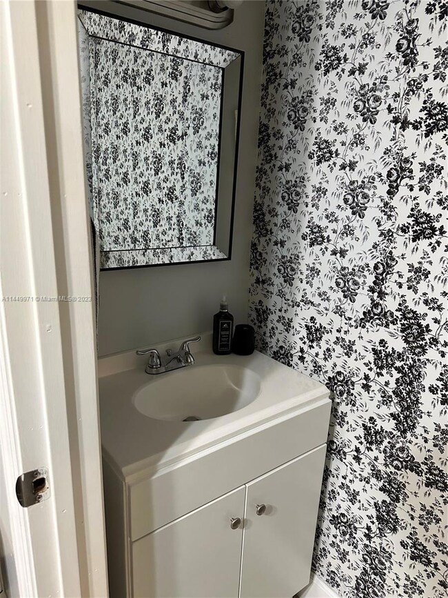 1/2 Bathroom firts Floor