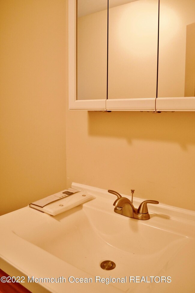 apt6bathroom1