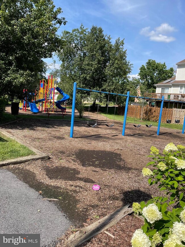 14105 Oakpointe Dr, Laurel, MD 20707 - photo 5