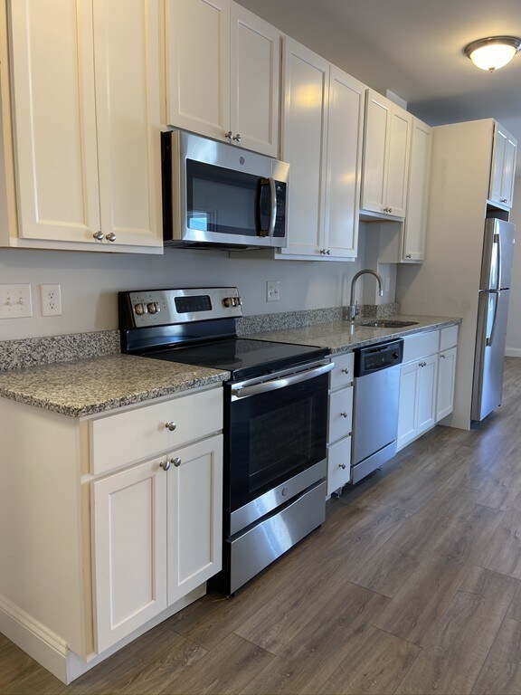 37 W Water St unit 4, Wakefield, MA 01880 - photo 2