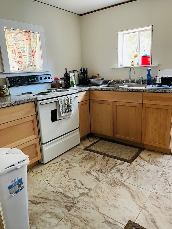 302 W 9th St, Carrabelle, FL 32322 - photo 6