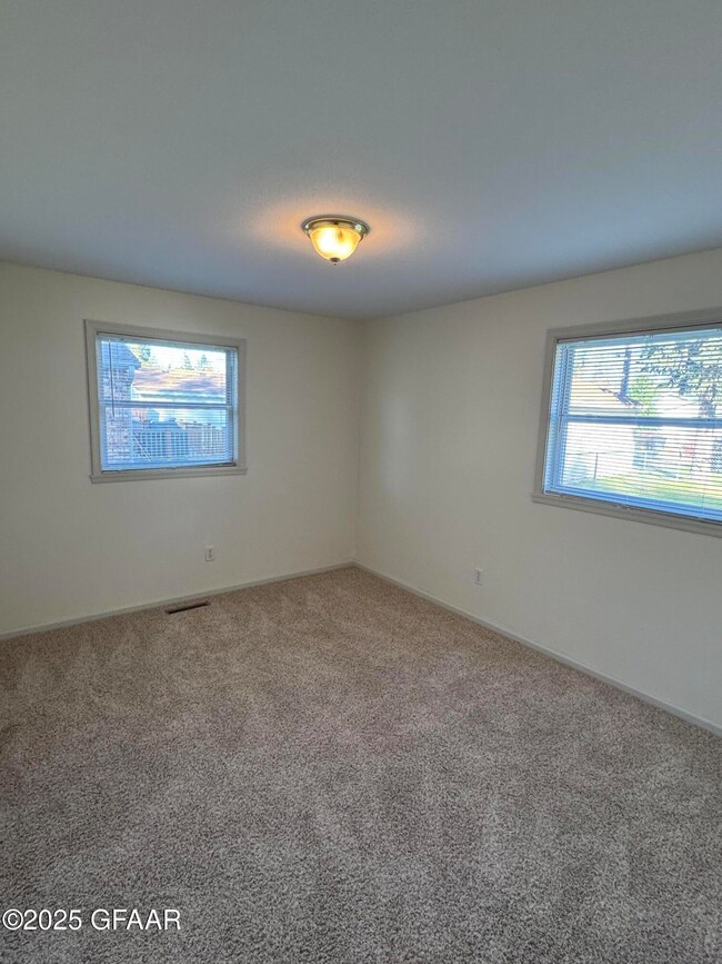 1339 S 19th St, Grand Forks, ND 58201 - photo 7