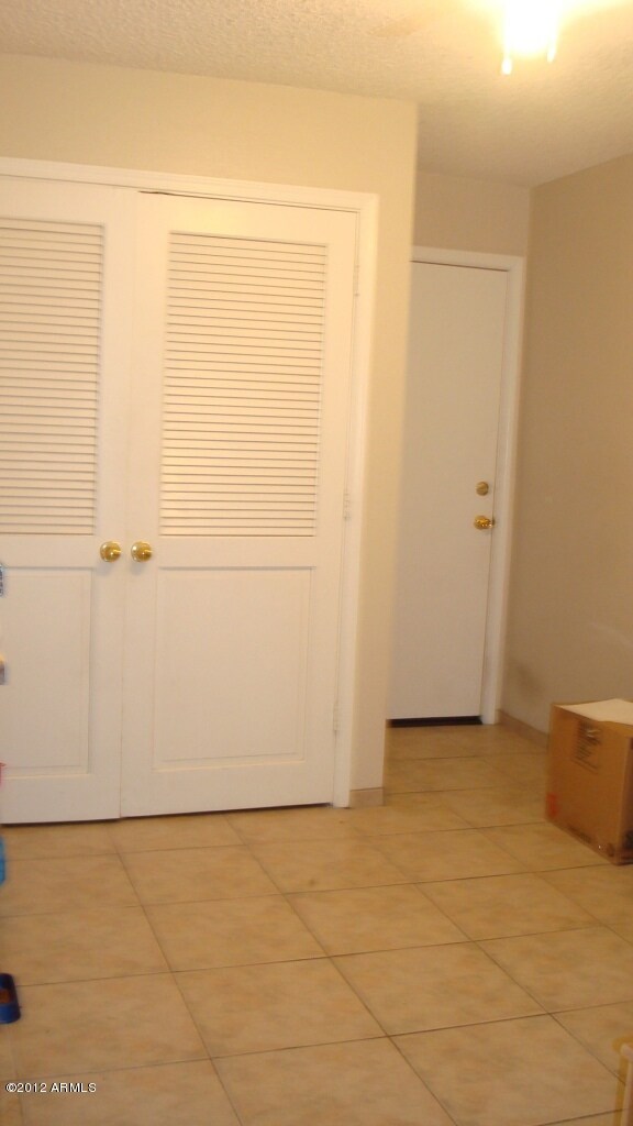 W/D hook up and garage door