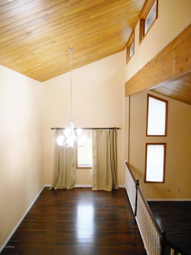Spacious, airy dining room w/clerestory