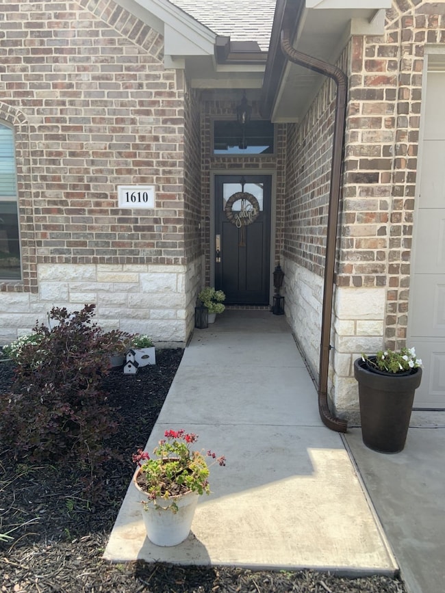 1610 Summercrest Dr, Cleburne, TX 76033 - photo 3