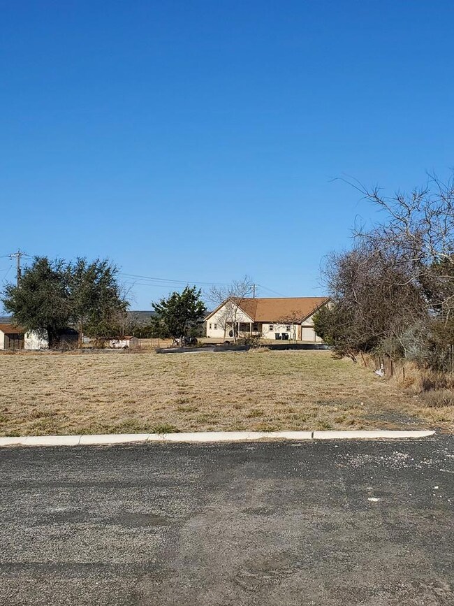 151 Feather Way unit 1, Fredericksburg, TX 78624 - photo 2