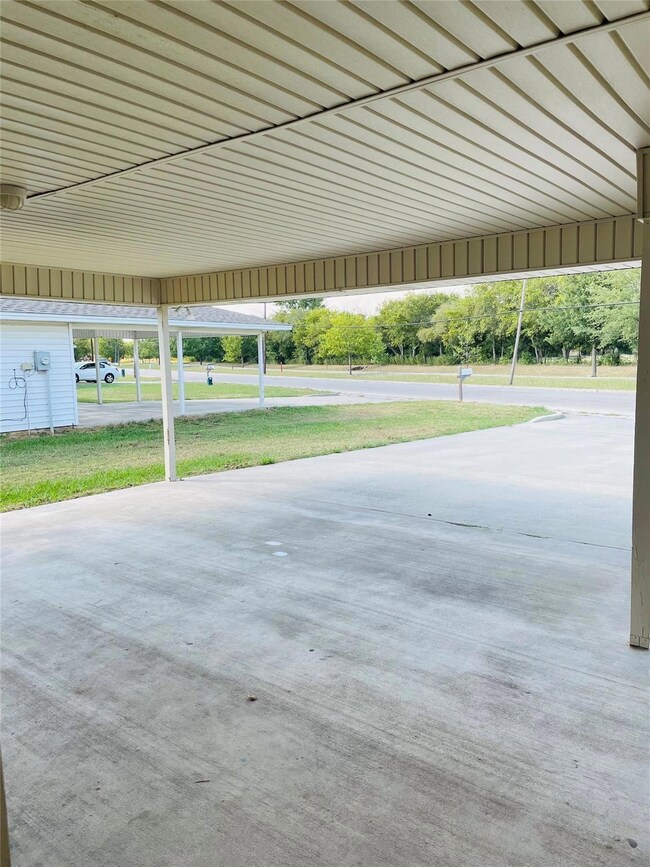 1504 Moss St, Gainesville, TX 76240 - photo 2