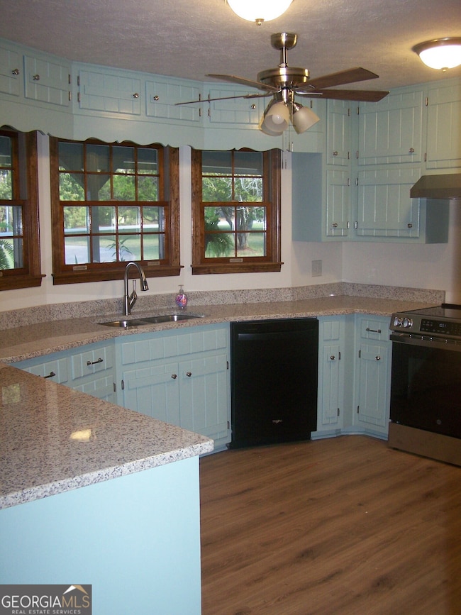 KITCHEN WITH GRANITE
