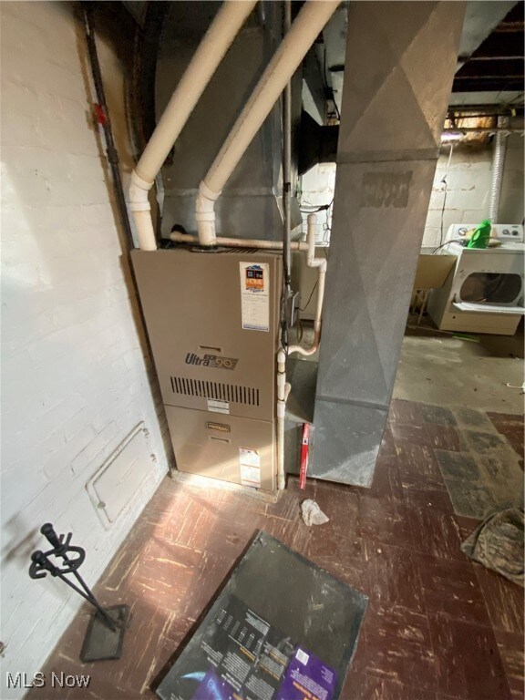 Utility room with washer / clothes dryer and heating unit