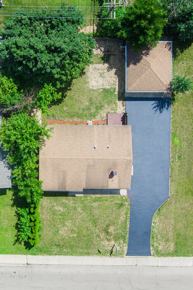 336 Amarillo Dr, Carpentersville, IL 60110 - photo 5