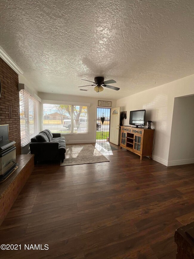 104 W Hillview St, Winslow, AZ 86047 - photo 2