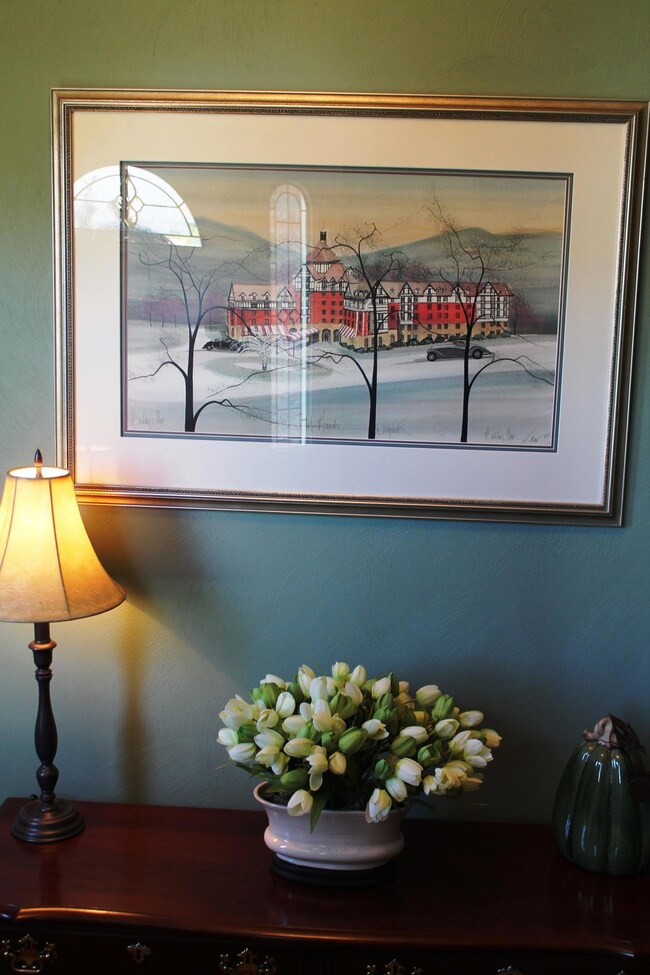 1foyer is light and inviting (1)